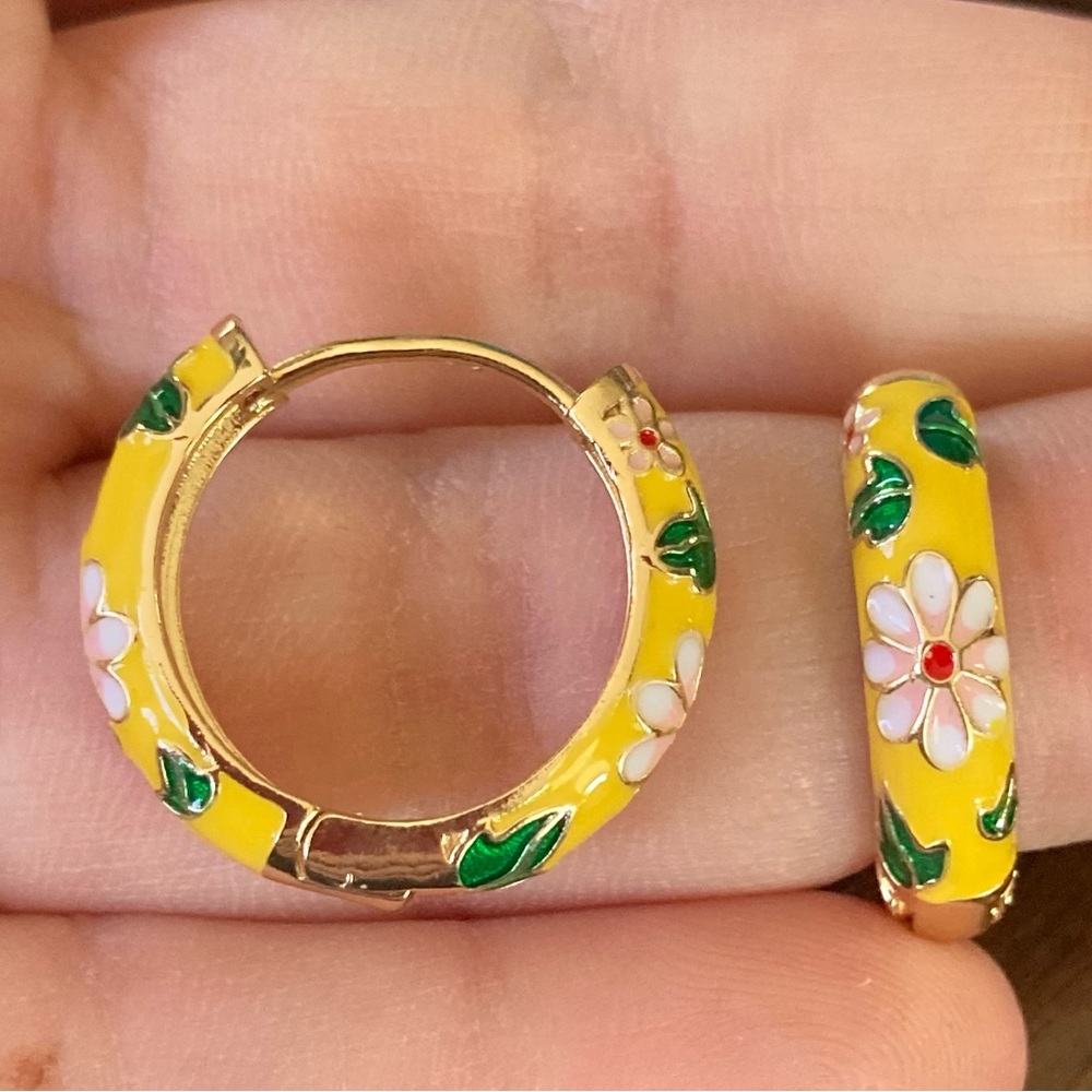 Pink & White Flower Yellow Enamel Gold Toned Hoop Earrings - Picture 2 of 3